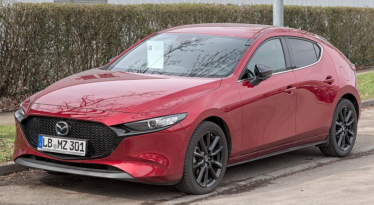 Červená Mazda 3 současné generace