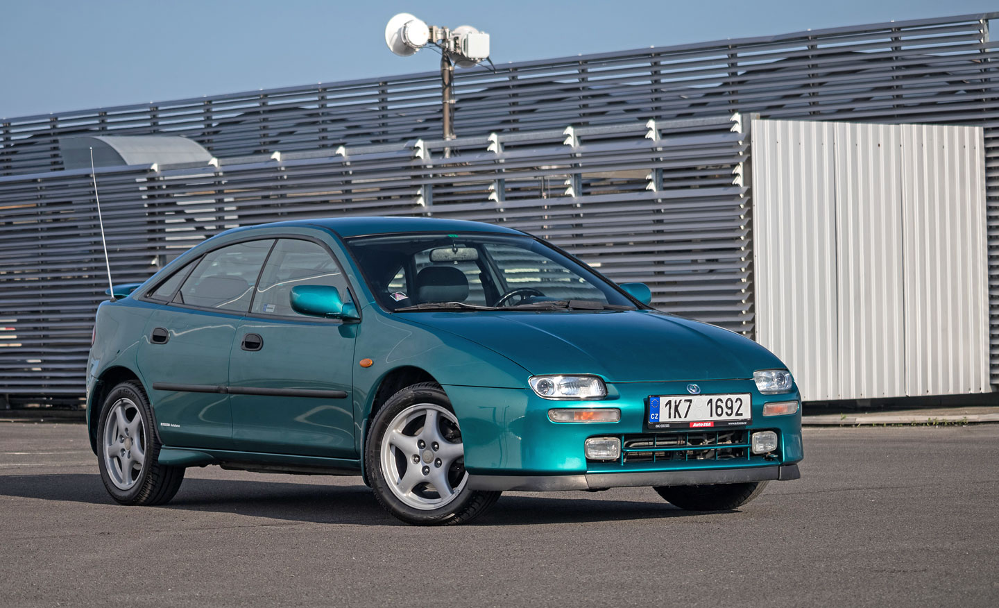 Ojetá Mazda 323F (BA): Tak kdysi vypadala budoucnost!